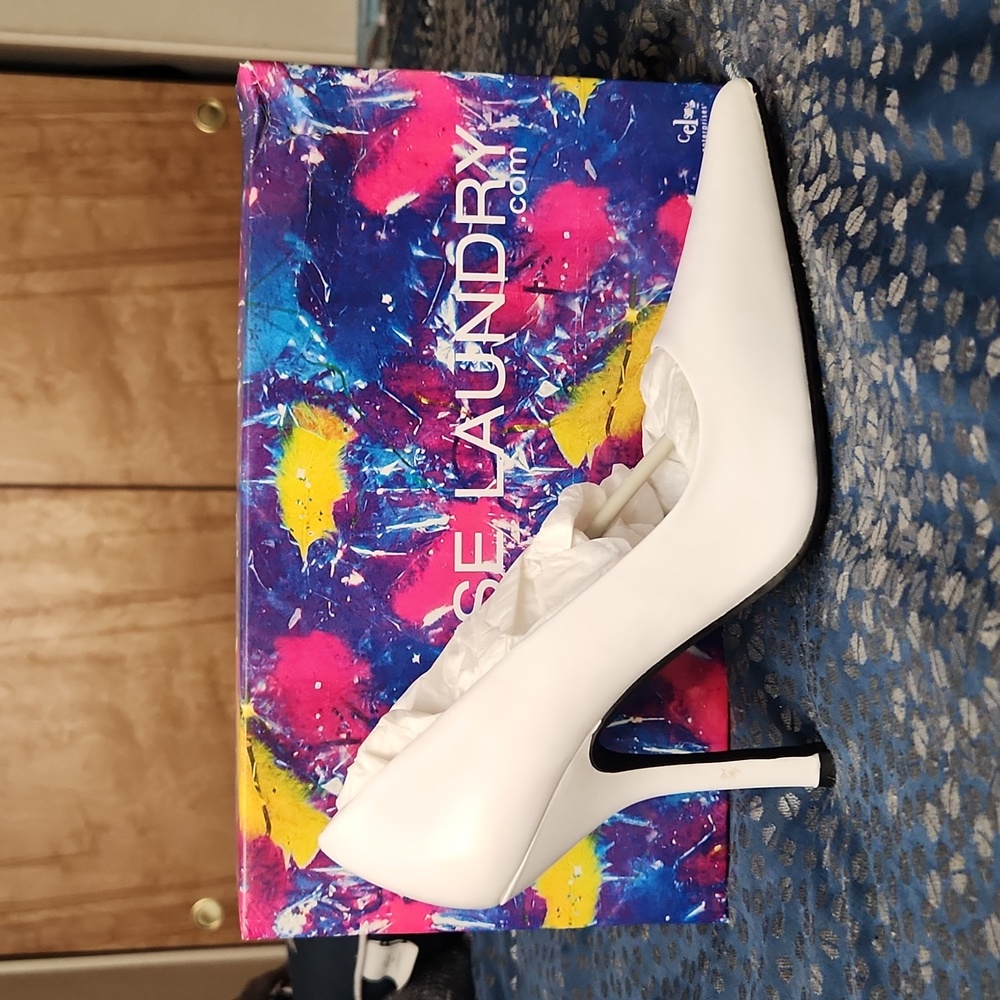Chinese Laundry Women's Spicy Pointed Toe Pump Classic White Leather Pump